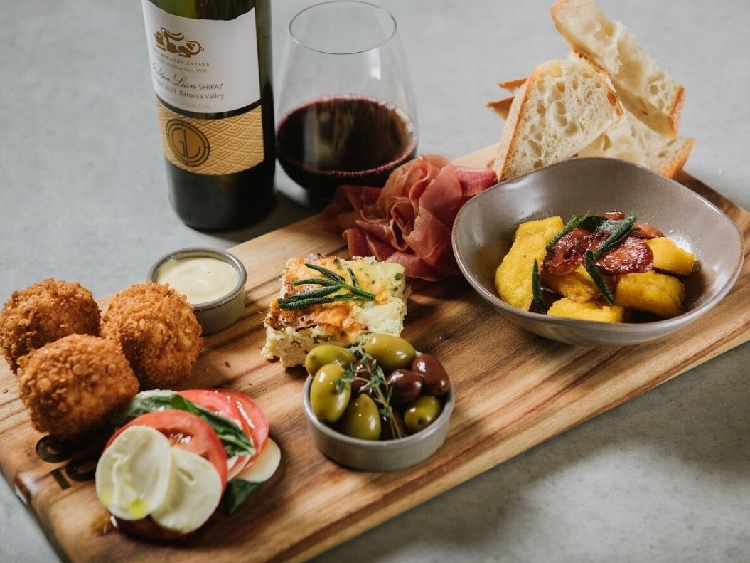80 Bar And Cafe slider image