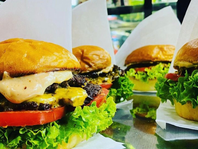 Rizin's Burger & Pizza Cafe  slider image