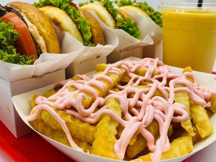 Rizin's Burger & Pizza Cafe  slider image
