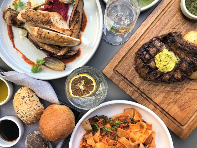 Strathmore Verandah Dining slider image